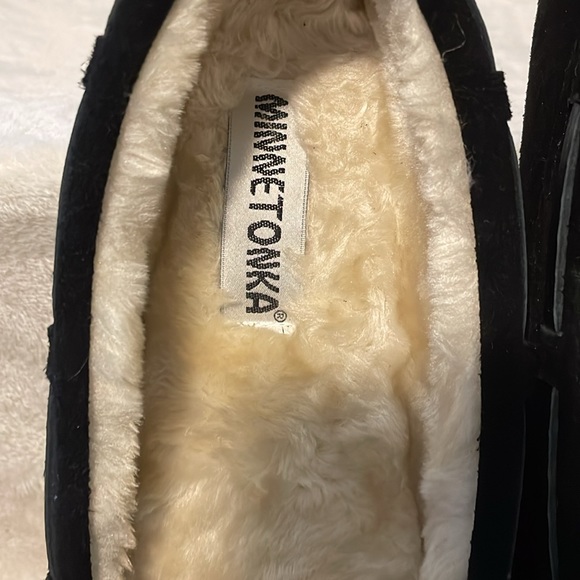 Minnetonka Black leather slippers Sz. 7M - Picture 15 of 16